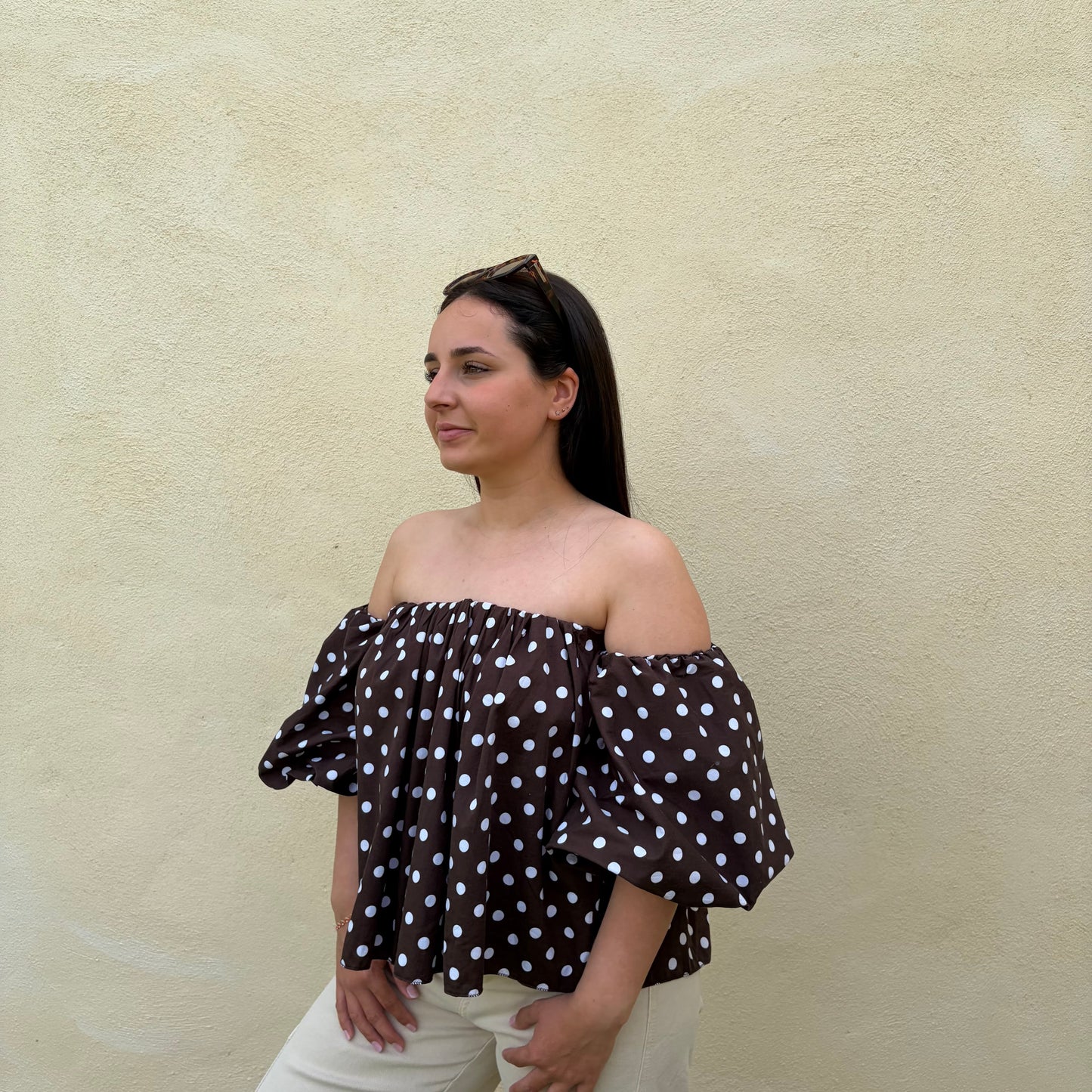 Top à pois "Anaë" à Manche Courte Ballon avec Épaules Nues