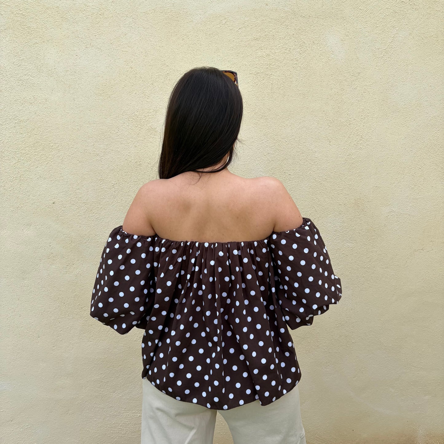 Top à pois "Anaë" à Manche Courte Ballon avec Épaules Nues
